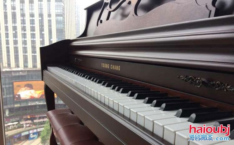 昆明的很多同學(xué)、學(xué)生、鋼琴老師、學(xué)校、鋼琴培訓(xùn)機(jī)構(gòu)等都會(huì)擁有自己的樂器鋼琴，在這期間就存在一個(gè)很大的問題。首先鋼琴體積比較大，重量不是一兩個(gè)人所能即的，往往都需要三五個(gè)壯男才能擺平。有的人會(huì)在網(wǎng)絡(luò)上咨詢昆明專業(yè)搬鋼琴電話、鋼琴搬遷，鋼琴搬運(yùn)費(fèi)等。.jpg