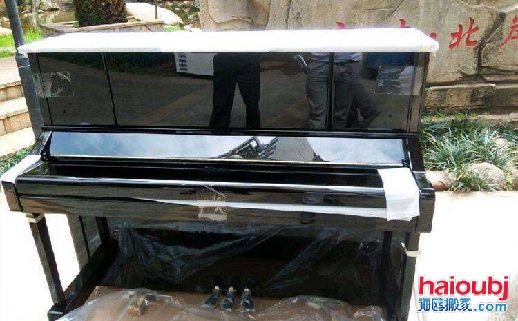 昆明的很多同學(xué)、學(xué)生、鋼琴老師、學(xué)校、鋼琴培訓(xùn)機構(gòu)等都會擁有自己的樂器鋼琴，在這期間就存在一個很大的問題。首先鋼琴體積比較大，重量不是一兩個人所能即的，往往都需要三五個壯男才能擺平。有的人會在網(wǎng)絡(luò)上咨詢昆明專業(yè)搬鋼琴電話、鋼琴搬遷，鋼琴搬運費等。.jpg