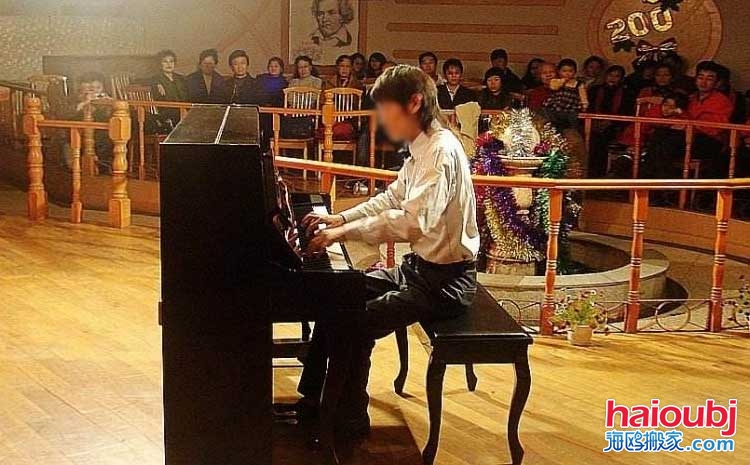 不少人都會在網(wǎng)上搜索這樣的相關(guān)詞語來找到自己滿意的鋼琴搬運公司，他們都希望能夠很好的將自己的心愛之物搬運到自己優(yōu)雅的環(huán)境中，為愛彈奏一曲美妙的旋律，通過自己的鋼琴表達內(nèi)心的喜怒哀樂，鋼琴家們都是生活中的語言家，美妙的旋律在歷史長河中終將成為藝術(shù)品。.jpg